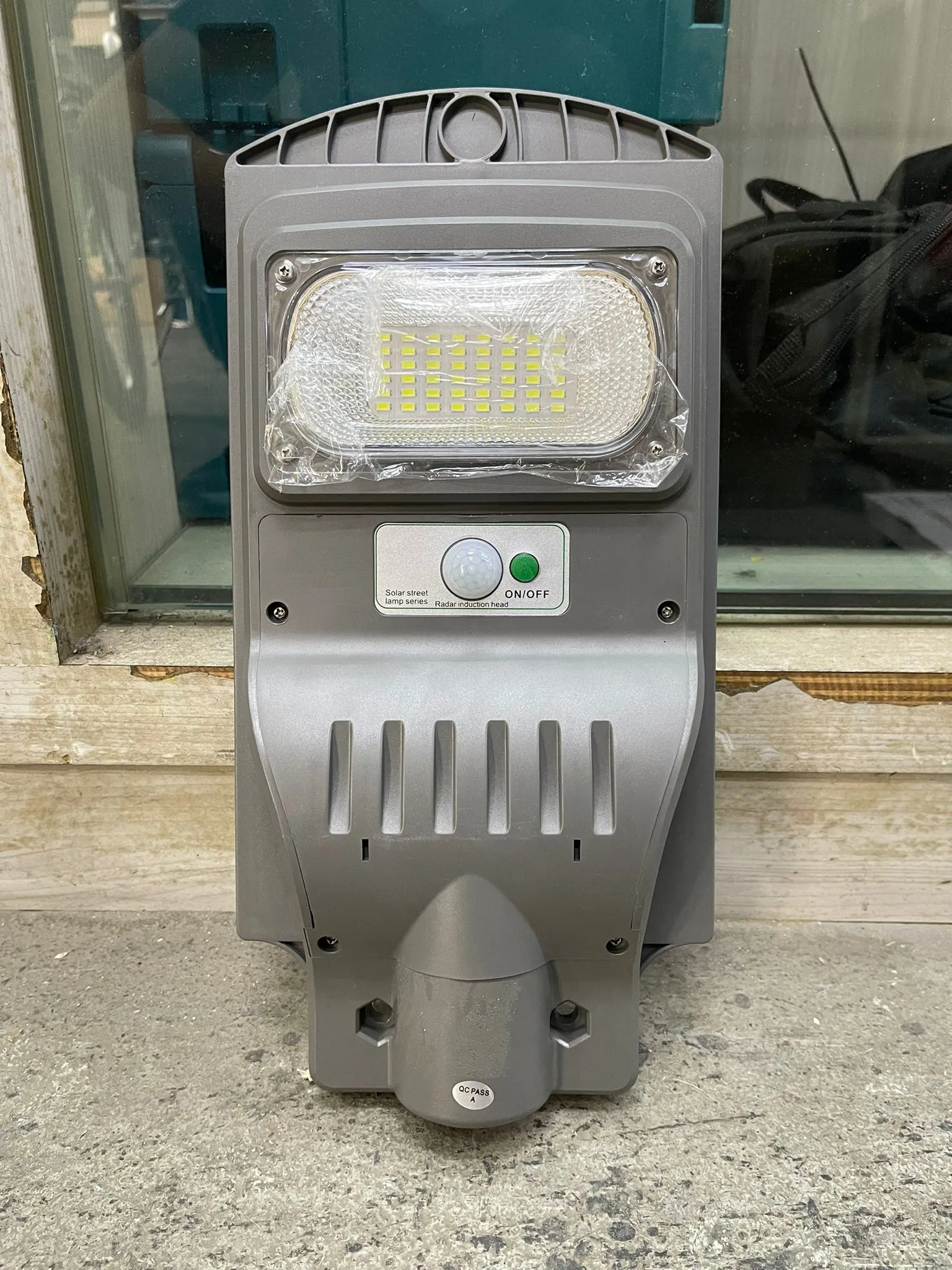 Aiko 30W Led Solar Lamp | Model : LED-GYSSLB30W