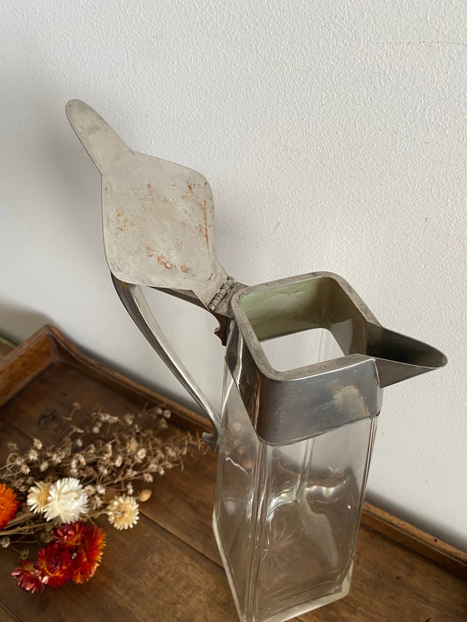 Carafe en verre travaillé avec bouchon métal argenté