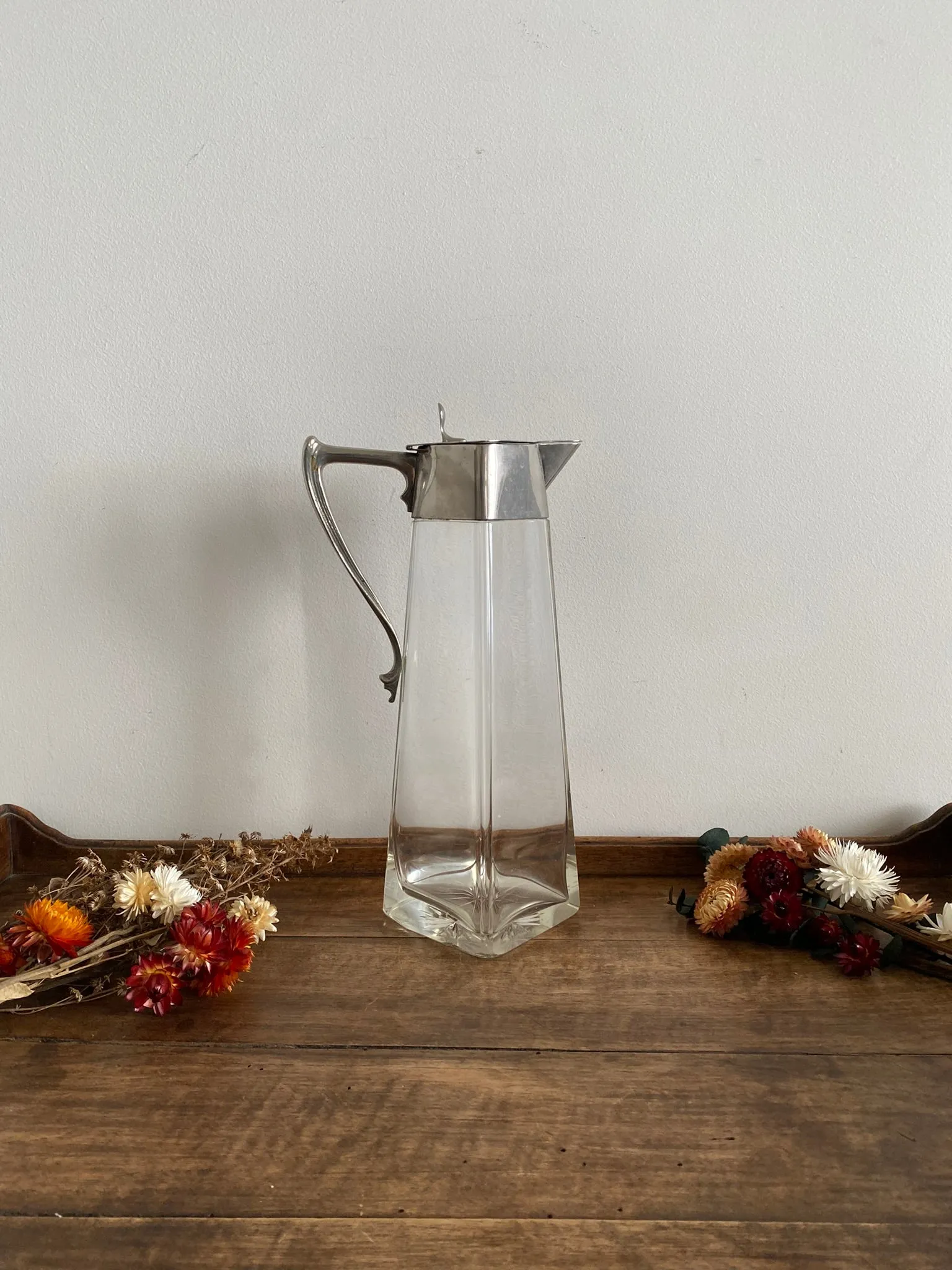 Carafe en verre travaillé avec bouchon métal argenté