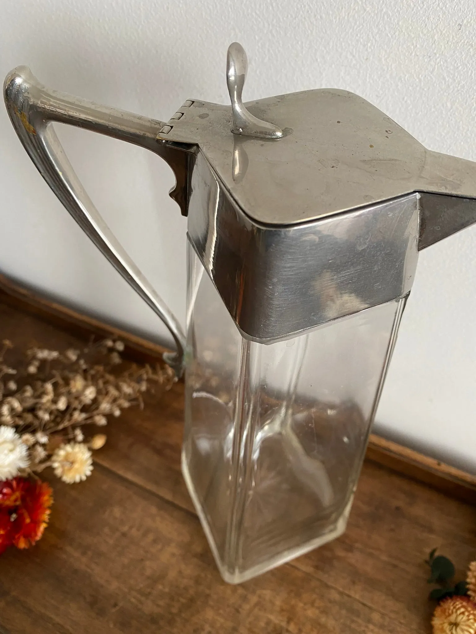 Carafe en verre travaillé avec bouchon métal argenté