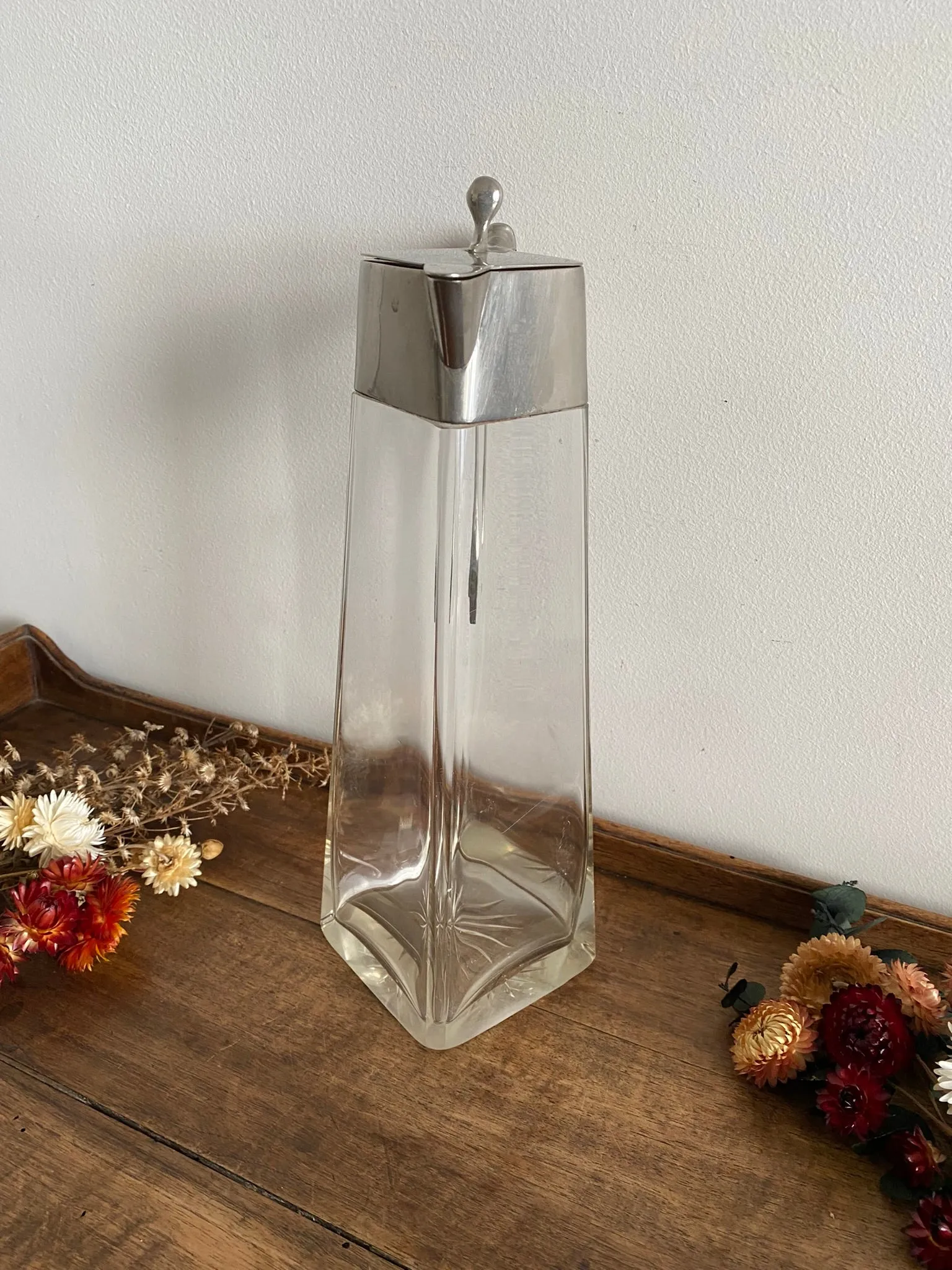 Carafe en verre travaillé avec bouchon métal argenté