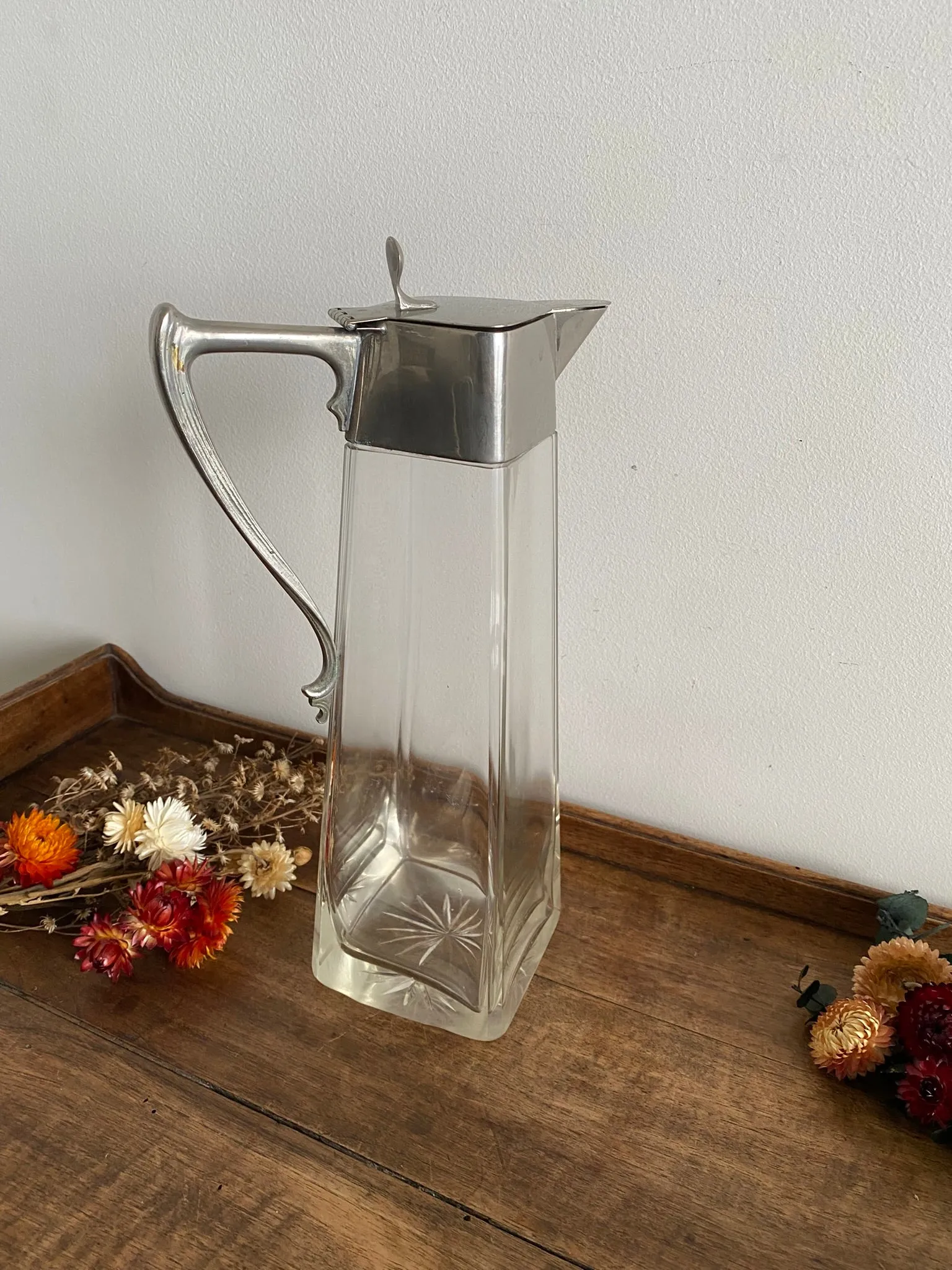 Carafe en verre travaillé avec bouchon métal argenté