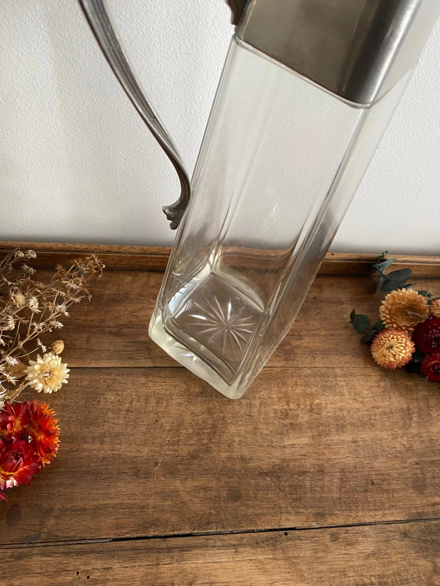 Carafe en verre travaillé avec bouchon métal argenté