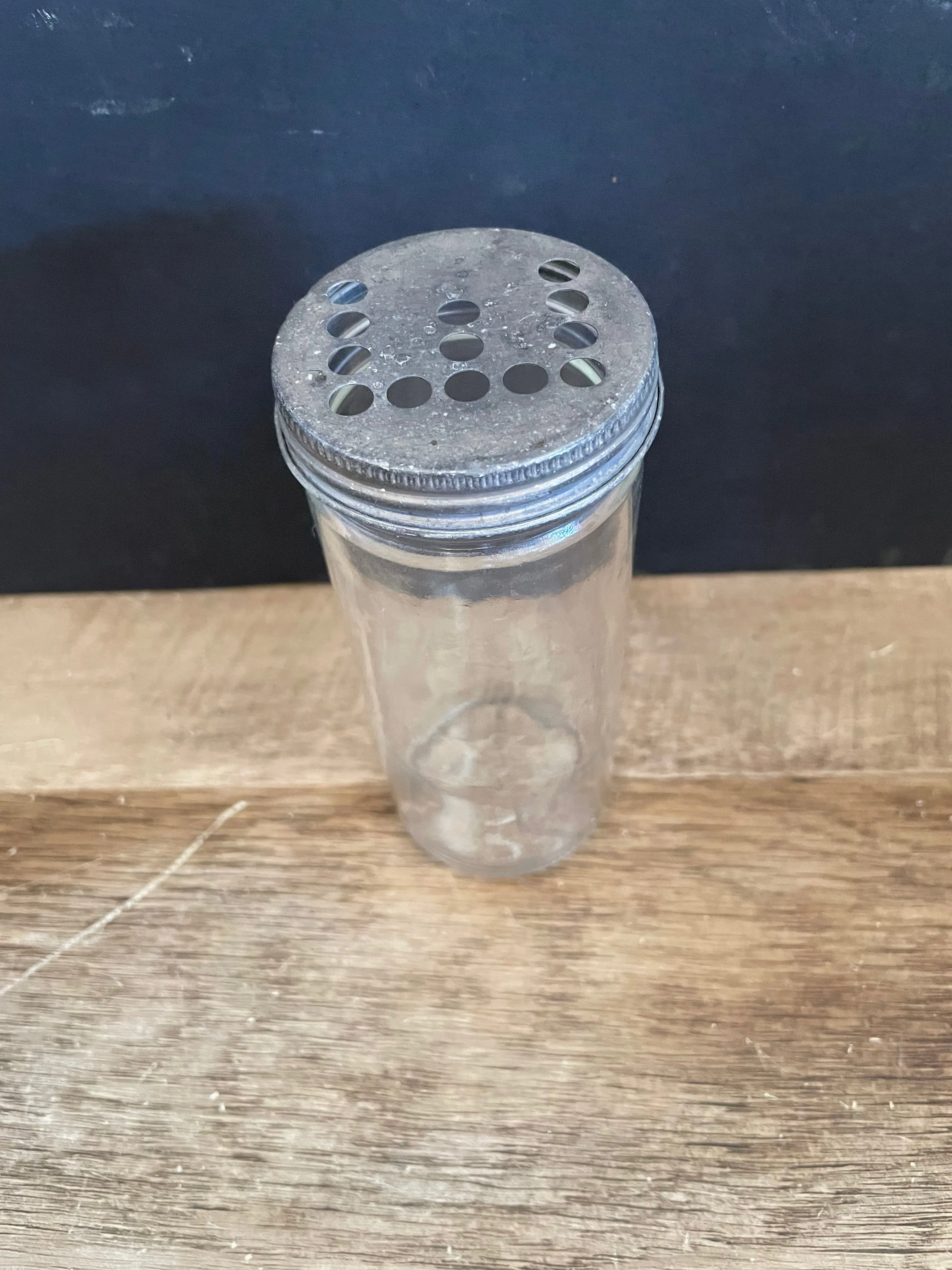 <€€ Vintage Clear Glass Cheese Spice Shaker Jar w/ Metal Lid